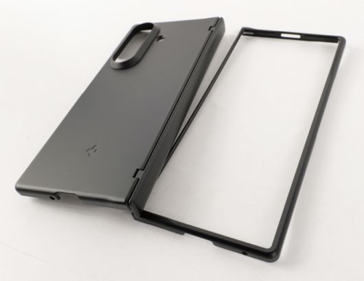 전면과 후면이 분리됐으며, 힌지 보호 부분은 후면에 붙어있다.