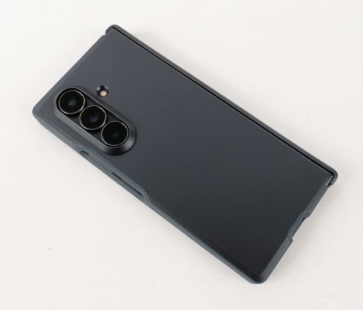 카메라 모듈 돌출부를 감싸는 구조로 설계됐다.