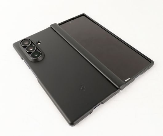 펼쳤을 때도 힌지 보호 부분이 걸리적거리지 않는다.