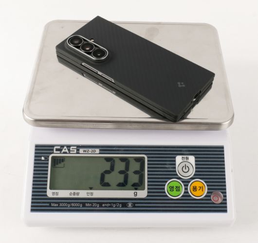 케이스까지 장착한 무게는 233g이다. 매우 가볍다.