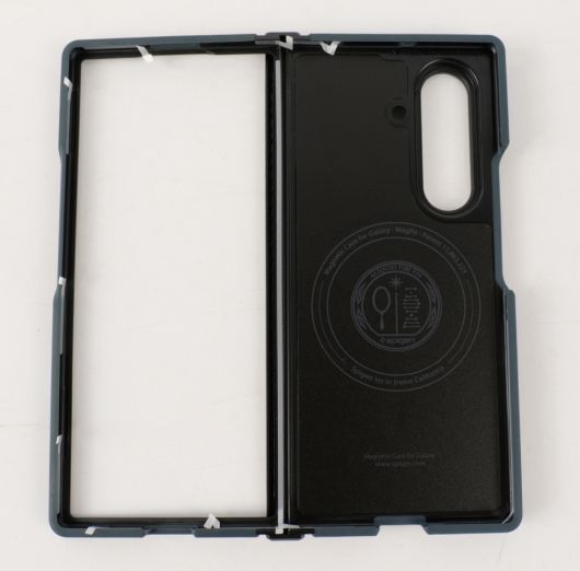 내부도 완벽하게 보호해주며, 맥세이프를 지원한다.