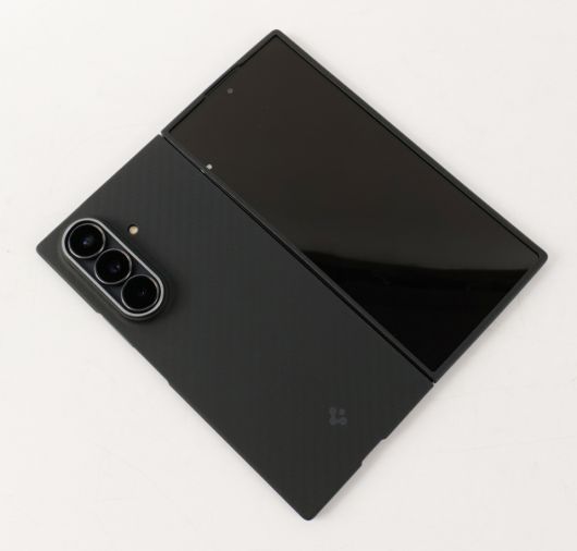 케이스를 장착하고 있다는 느낌이 들지 않는다.