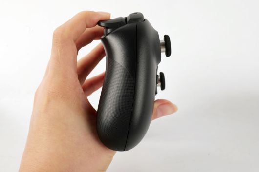 트리거 깊이 조절 스위치를 통해 트리거의 물리적인 동작 깊이를 짧게 또는 깊게 설정할 수 있어 다양한 장르에 특화된 조작으로 게임을 플레이할 수 있다.