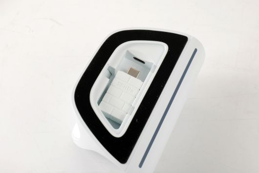 충전 독 하단에는 USB Type-C 방식의 2.4GHz 동글이 내장되어 있다.