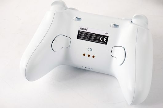 컨트롤러 후면에는 백 버튼이 있어 L3, R3와 같이 누르기 힘든 버튼을 할당하여 게임 플레이를 돕는다.