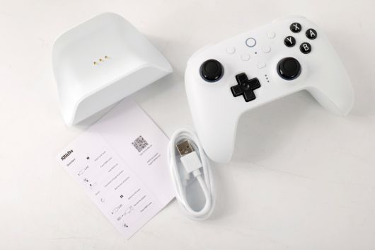 얼티밋 2 블루투스의 구성품은 게임패드 본체, USB Type-C to A 케이블, 충전 독, 매뉴얼이 제공된다.