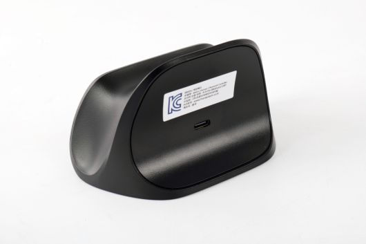 충전 독은 곡선형의 매끈한 디자인이 강조되었으며, USB Type-C 단자를 통해 닌텐도 스위치 2 및 PC와 연결된다.