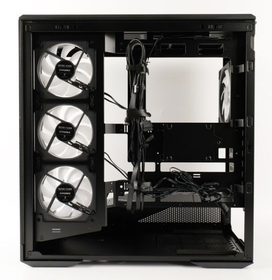 케이블 정리도 수월해 초보자부터 숙련자까지 깔끔하게 PC를 완성할 수 있다.