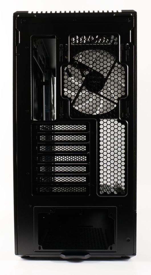 재사용이 가능한 7개의 PCI 슬롯을 갖췄다.