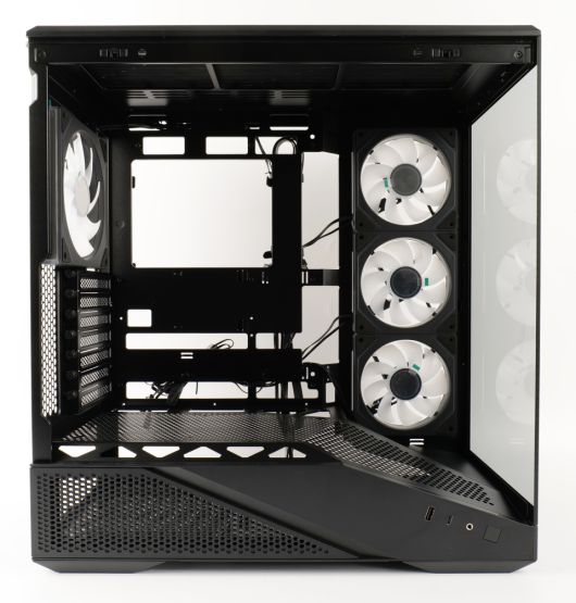 미들타워 케이스임에도 확장성이 뛰어나다. 420mm 길이 그래픽카드는 물론, 후면 커넥터 메인보드 장착도 지원한다.