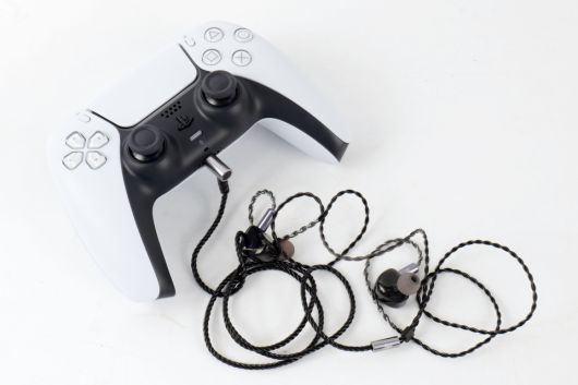 PS5 PRO와 함께 할 경우 듀얼센스 컨트롤러에 3.5mm 단자로 연결하여 간편하게 즐길 수 있다.