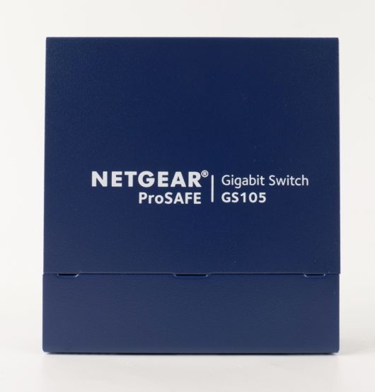 상판에는 넷기어 로고와 제품명이 새겨져 있다.