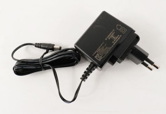 별도로 제공되는 어댑터를 통해 전력을 공급받는다.