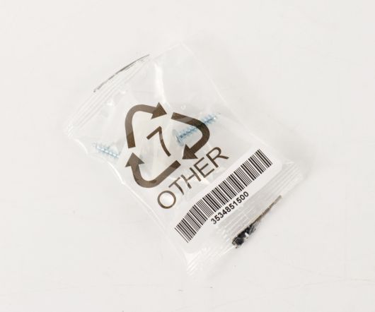 벽에 고정할 수 있는 나사못이 제공된다.