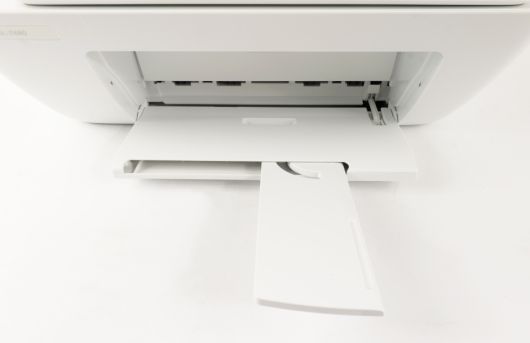 출력한 용지가 떨어지지 않도록 해주는 배지 대도 있다. 배지 대는 최대 25매까지 받쳐준다.