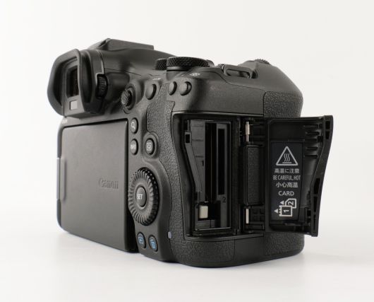 CFexpress 카드와 SD(UHS-II) 카드를 위한 듀얼 카드 슬롯을 갖췄다.