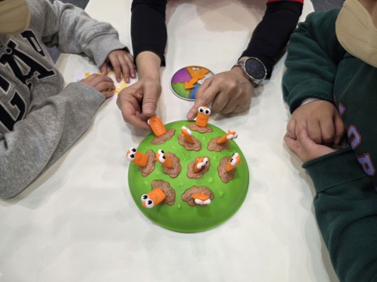 관람객에게 게임 룰을 친절하게 알려주는 도우미가 있어 더 재밌게 게임을 즐길 수 있었다. (이미지 출처 : PC사랑 촬영)