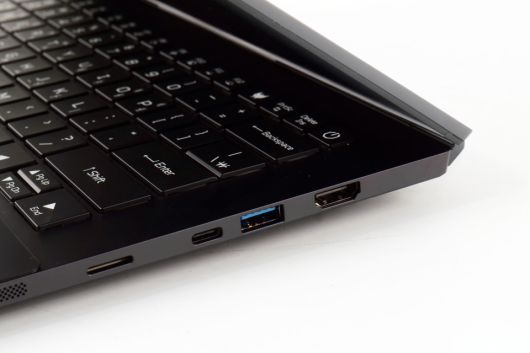 오른쪽에는 썬더볼트 4, HDMI 2.1, USB 3.2 Gen2 Type-A가 위치해 다양한 주변기기와 연결성을 확보했다.