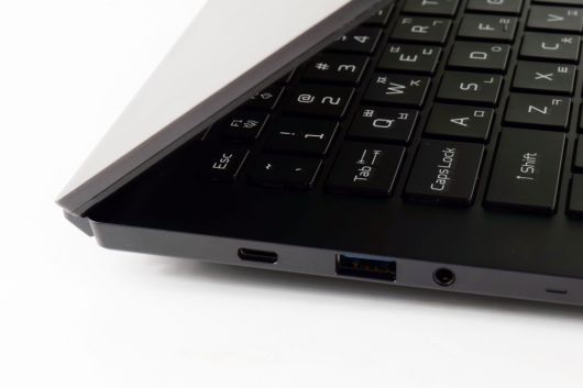 왼쪽에는 USB Type-C, USB 3.2 Gen2 Type-A, 3.5mm 오디오 단자가 있다.