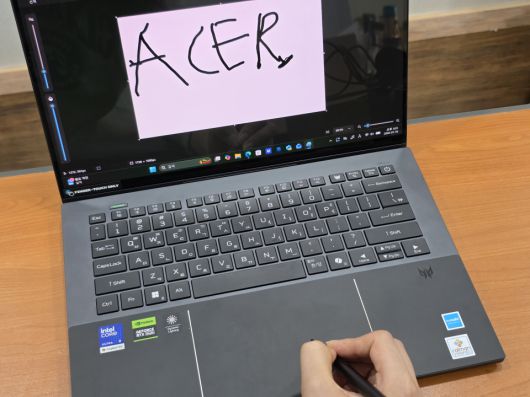 터치패드는 동봉된 스타일러스 팬에도 대응해 마치 작은 크기의 드로잉 태블릿이 더해진 것 같은 감각으로 작업할 수 있다.