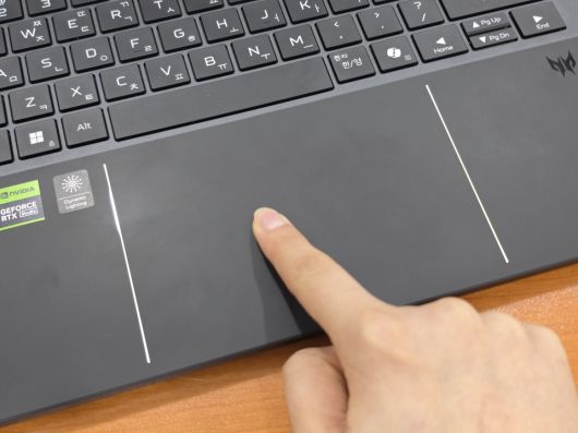 터치패드는 사용자의 손이 닿는 순간 화이트 LED가 점등됨과 동시에 작동한다.