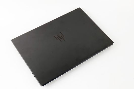 알루미늄을 정교하게 CNC 가공으로 다듬었으며, 힌지 쪽에 위치한 다이아커팅 역시 매력적이다.