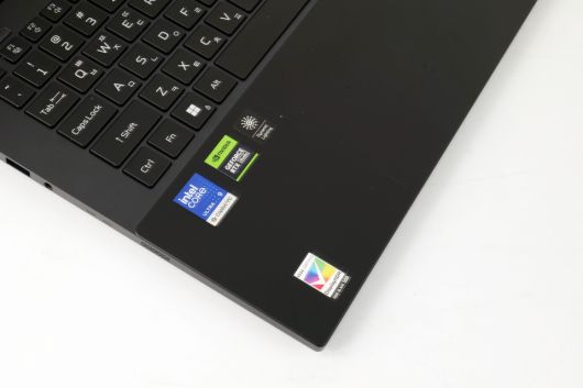 프로세서는 인텔 코어 울트라 9 288V가 적용됐고, 최대 48TOPS 인텔 AI 부스트를 지원하는 만큼 ‘코파일럿+ PC’의 요구 사항을 충족한다.