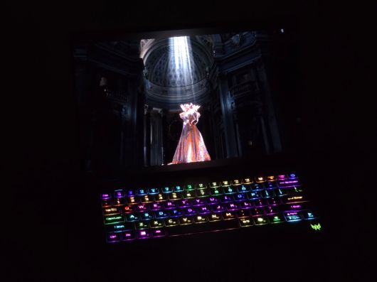 디스플레이는 2880x1800 해상도에 120Hz를 지원하는 OLED 패널이 탑재됐다.