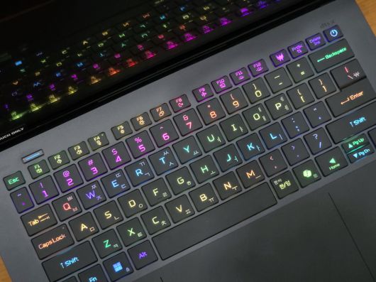 키보드에 탑재된 RGB LED는 구역별로 구성된 것이 아닌 ‘퍼 키 RGB LED’다.