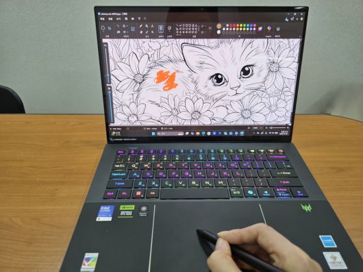 터치패드는 동봉된 스타일러스 팬에도 대응해 마치 작은 크기의 드로잉 태블릿이 더해진 것 같은 감각으로 작업할 수 있다.