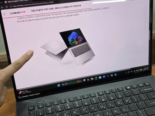 내장된 디스플레이는 터치 역시 지원하는 만큼 더욱 다채로운 조작이 가능해졌다.