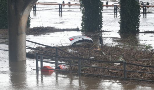 7일 제10호 태풍 '하이선'의 영향으로 내린 많은 비로 울산 태화강이 범람, 강변 주차장에 주차된 차량 1대가 물에 잠겨 있다. [출처-연합뉴스]