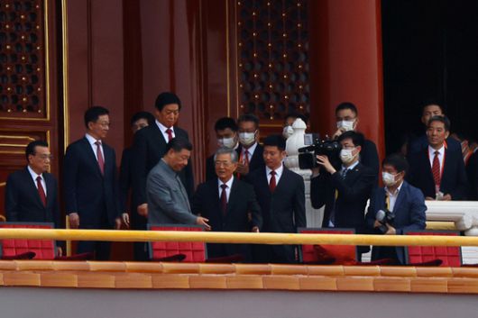 시진핑 주석이 후진타오 전 주석에게 자리를 안내하고 있다. 〈사진=AP 연합뉴스〉