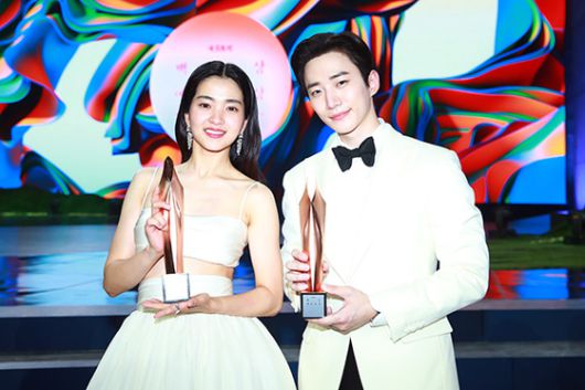 TV 부문 최우수 연기상을 수상한 김태리와 이준호. 사진=백상예술대상 특별취재반