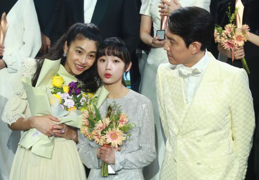 TV 부문 대상을 수상한 '오징어 게임'의 주역들. 사진=백상예술대상 특별취재반