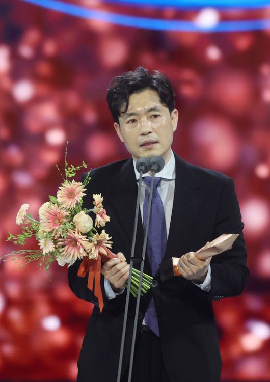 영화 부문 대상을 수상한 류승완 감독. 사진=백상예술대상 특별취재반