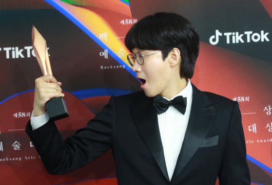 남자 예능상을 수상한 이용진. 사진=백상예술대상 특별취재반