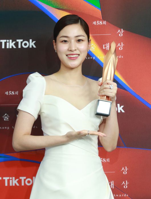 영화 부문 여자 조연상의 이수경. 사진=백상예술대상 특별취재반