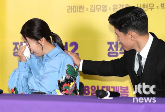 장유정 감독과 배우 라미란, 김무열, 윤경호, 서현우, 박진주가 20일 오후 서울 코엑스 메가박스에서 열린 영화 '정직한 후보2' 언론시사회에 참석해 소감을 말하고 있다.  박세완 엔터뉴스팀 기자 park.sewan@jtbc.co.kr (콘텐트비즈니스본부)