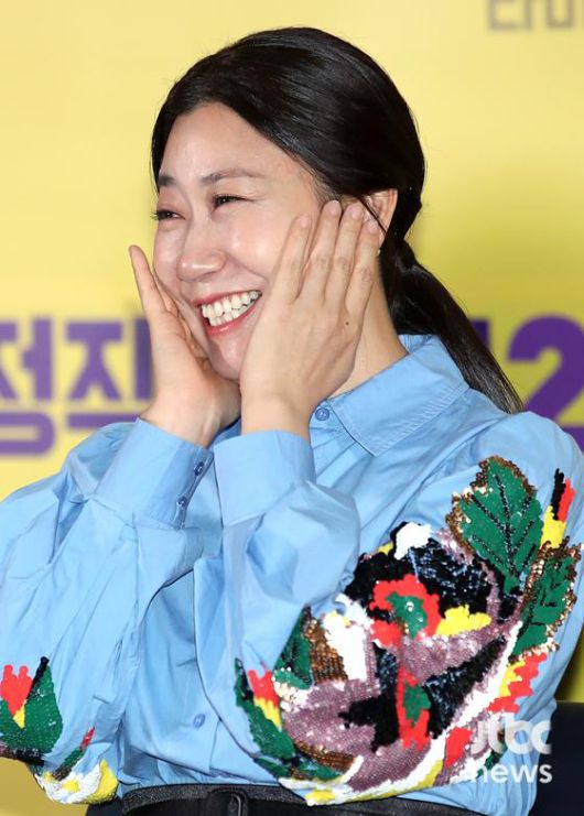 장유정 감독과 배우 라미란, 김무열, 윤경호, 서현우, 박진주가 20일 오후 서울 코엑스 메가박스에서 열린 영화 '정직한 후보2' 언론시사회에 참석해 소감을 말하고 있다.  박세완 엔터뉴스팀 기자 park.sewan@jtbc.co.kr (콘텐트비즈니스본부)