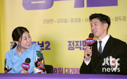 장유정 감독과 배우 라미란, 김무열, 윤경호, 서현우, 박진주가 20일 오후 서울 코엑스 메가박스에서 열린 영화 '정직한 후보2' 언론시사회에 참석해 소감을 말하고 있다.  박세완 엔터뉴스팀 기자 park.sewan@jtbc.co.kr (콘텐트비즈니스본부)