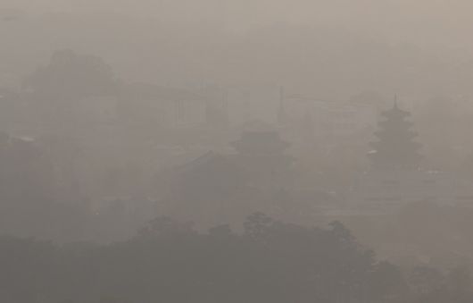 어제(10일) 인왕산에서 내려다본 서울 시내가 미세먼지와 안개로 뿌옇게 된 모습. 〈사진-연합뉴스〉