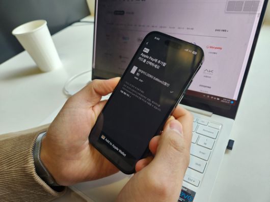 21일 애플의 간편결제 서비스 애플페이가 국내에 상륙한 가운데 이날 JTBC 취재진이 아이폰에 애플페이를 등록하는 모습. 〈사진=허경진 기자〉