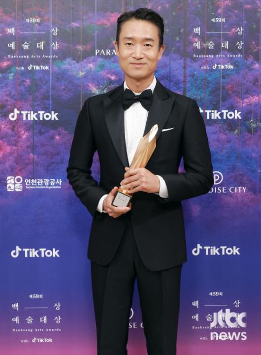 배우 조우진이 28일 오후 인천 중구 운서동 파라다이스시티에서 열린 '제59회 백상예술대상'에서 TV부문 남자 조연상을 수상하고 포즈를 취하고 있다    특별취재반 / 2023.04.28/