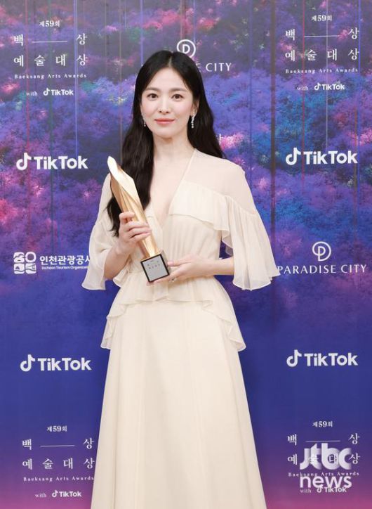 배우 송혜교가 28일 오후 인천 중구 운서동 파라다이스시티에서 열린 '제59회 백상예술대상'에서 TV부문 여자 최우수상을 수상하고 포즈를 취하고 있다  특별취재반 / 2023.04.28/