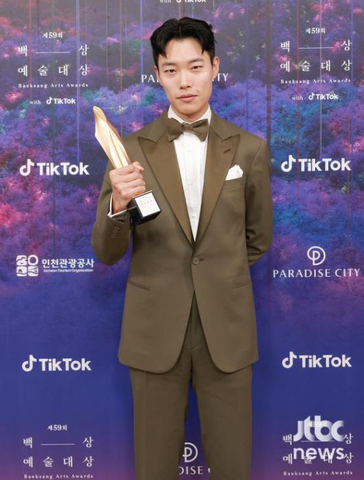 배우 류준열이 28일 오후 인천 중구 운서동 파라다이스시티에서 열린 '제59회 백상예술대상'에서 영화부문 남자 최우수상을 수상하고 포즈를 취하고 있다    특별취재반 / 2023.04.28/