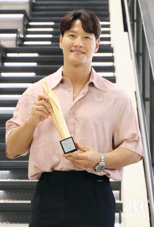 '제59회 백상예술대상'에서 TV부문 남자 예능상을 수상한 가수 김종국이 24일 오후 서울 마포구 상암동 JTBC에서 진행된 인터뷰에 앞서 포즈를 취하고 있다. 김현우 엔터뉴스팀 기자 kim.hyunwoo3@jtbc.co.kr (콘텐트비즈니스본부)