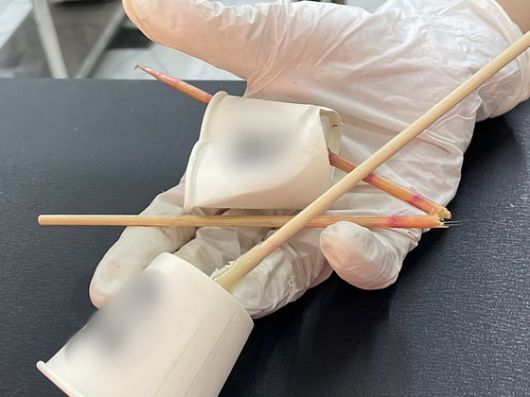 탕후루 가게 직원 송탁항 씨와 이야기를 나누던 중 두 손님이 꼬치와 종이컵을 들고 가게를 다시 찾았다. 〈사진=송혜수 기자〉