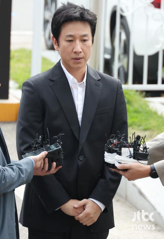 마약 투약 혐의를 받고 있는 배우 이선균이 4일 오후 인천광역시 남동구 논현동 인천논현경찰서에 출석하고 있다. 김현우 엔터뉴스팀 기자 kim.hyunwoo3@jtbc.co.kr (콘텐트비즈니스본부)