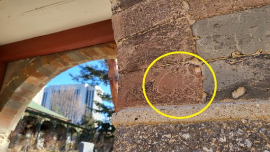 덕수궁 내 담벼락에 새겨진 낙서. 〈사진=이지현 기자〉